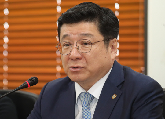 인사말하는 이찬희 대한변호사협회장        (서울=연합뉴스) 류효림 기자 = 이찬희 대한변호사협회장이 14일 서울 강남구 역삼동 대한변호사협회에서 열린 헝가리 유람선 침몰사고 법률지원을 위한 대한변호사협회-피해가족협의회 업무협약식에서 인사말을 하고 있다. 2019.8.14      ryousanta@yna.co.kr  (끝)